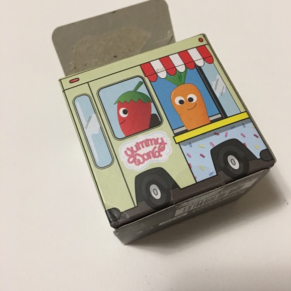 Kidrobot Vinyl Keychain - Picture 11 of 14